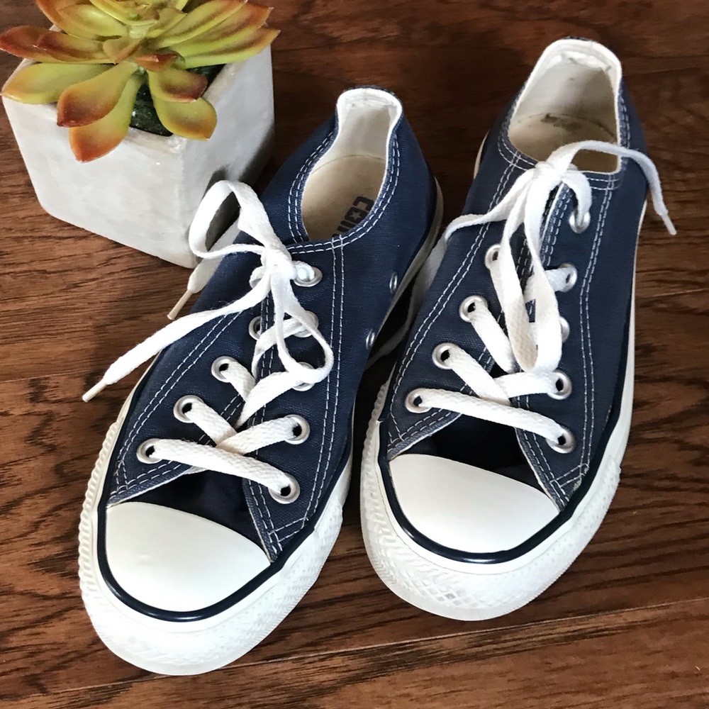 Converse tennis shoes women 5 men 3